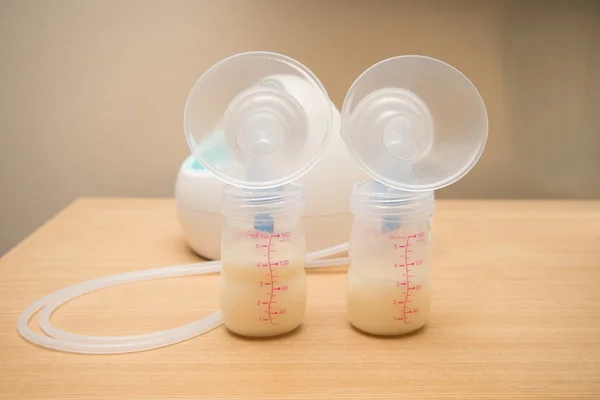 Pompe électronique pleine de lait maternel — Photo