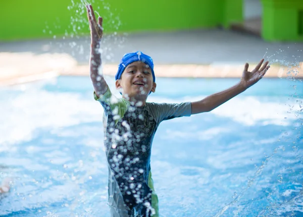 Studie van de kleine jongen in klasse met leraar zwemmen bij zwembad met gelukkig gezicht — Stockfoto