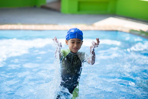 Studie van de kleine jongen in klasse met leraar zwemmen bij zwembad met gelukkig gezicht — Stockfoto