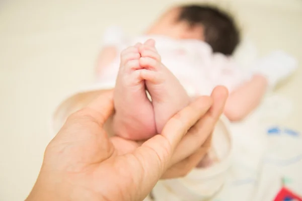 Close-up van baby voeten nieuwe geboren zwart-wit — Stockfoto