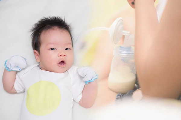 Madre haciendo electrónica de lactancia materna para su stock de leche para bebés — Foto de Stock