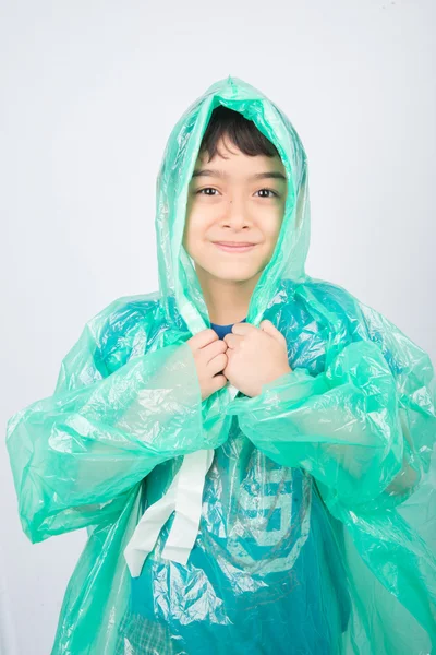 Petit garçon portant un imperméable sur fond blanc — Photo