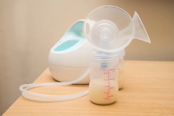 Bomba electrónica llena de leche materna Imagen De Stock