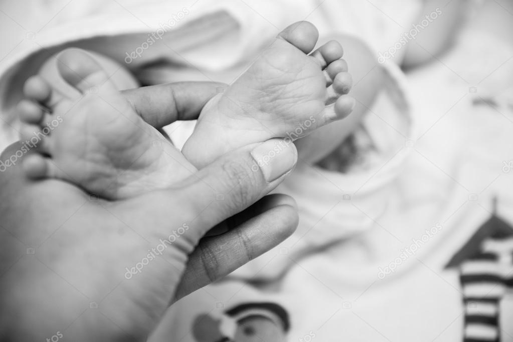 Bouchent Bebe Pieds Nouveau Ne Noir Et Blanc Photographie Wckiw C