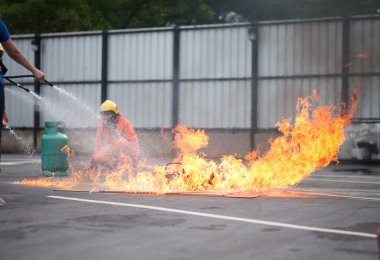 firefighter eğitim sırasında yangınla mücadele