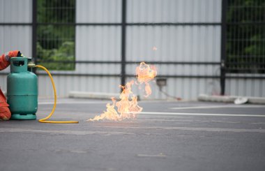 firefighter eğitim sırasında yangınla mücadele