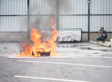 firefighter eğitim sırasında yangınla mücadele
