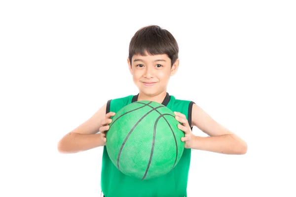 Μικρό αγόρι που παίζει μπάσκετ greea σε πράσινο Pe ομοιόμορφη άθλημα σε λευκό φόντο — Φωτογραφία Αρχείου