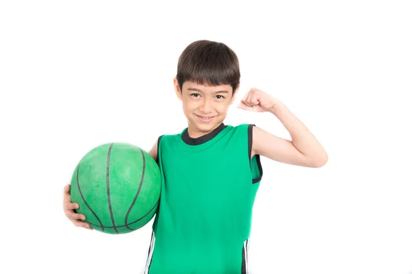 Piccolo ragazzo giocare greea basket in verde PE uniforme sport su sfondo bianco — Foto Stock