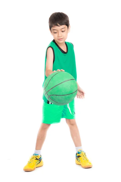 Mały chłopiec gry w koszykówkę greea w zielonej sport uniform Pe na białym tle — Zdjęcie stockowe