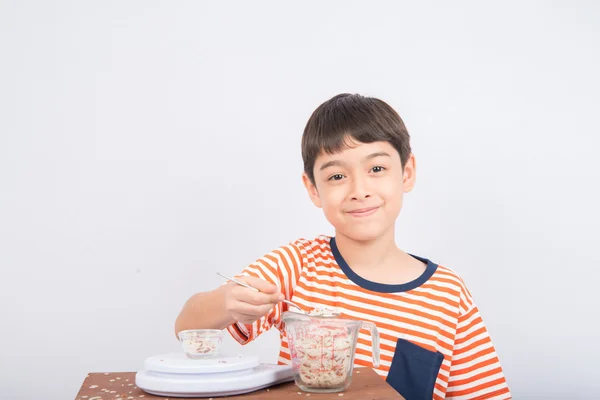 Petit garçon penché sur l'échelle de poids éducation en classe — Photo