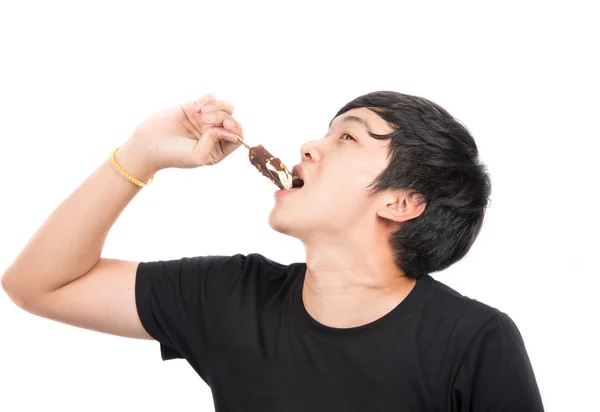 Asiatische Mann essen Eis auf weißem Hintergrund — Stockfoto