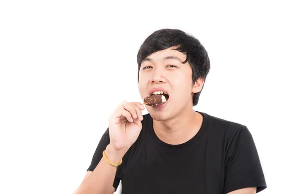 Aziatisch mens eten ijs op witte achtergrond — Stockfoto
