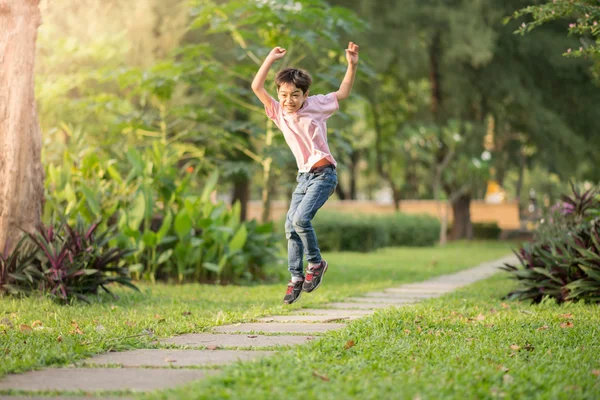 Menino saltando e correndo no parque — Fotografia de Stock