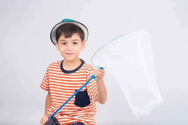 Маленький мальчик берет сетку насекомых на белом фоне — стоковое фото