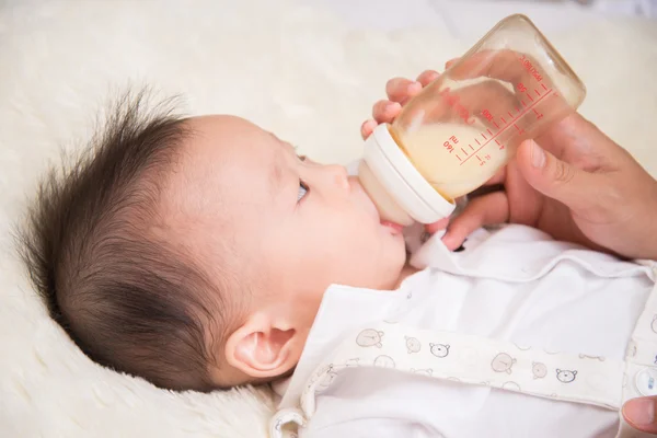 Aziatische baby jongetje glimlachend met blij gezicht — Stockfoto