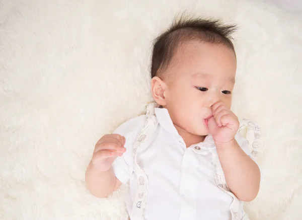 Pequeño asiático bebé niño sonriendo con feliz cara — Foto de Stock