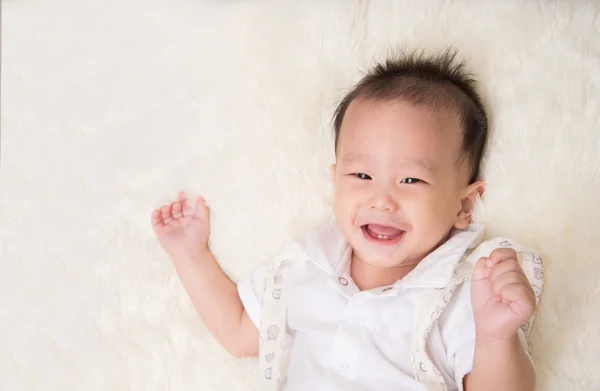Pouco asiático bebê menino sorrindo com rosto feliz — Fotografia de Stock