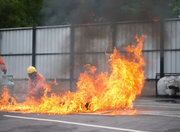 Bombeiro combate ao fogo durante o treinamento — Fotografia de Stock