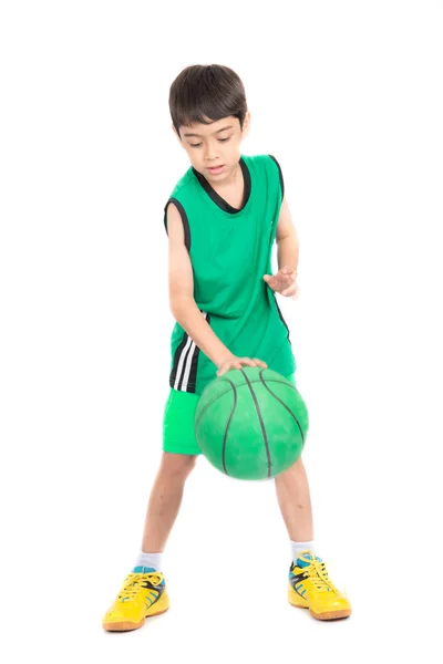 Маленький хлопчик грає в грі баскетбол в зеленій формі PE спорту на білому тлі — стокове фото
