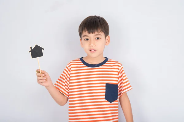 Kleine jongen nemen teken boord huis en hart — Stockfoto