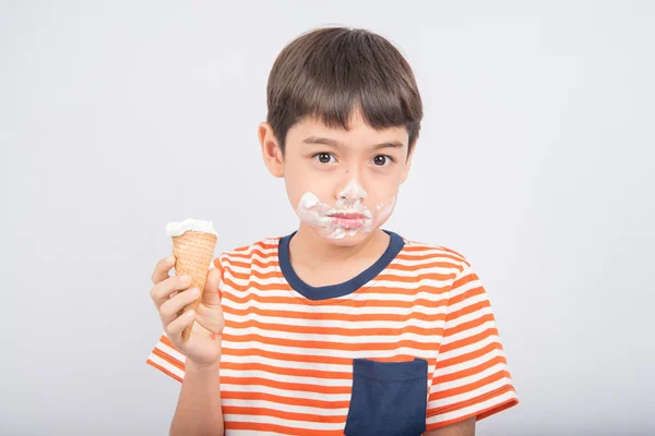 Little boy eating chocolate icecream with happy face summer time — Stock Photo, Image