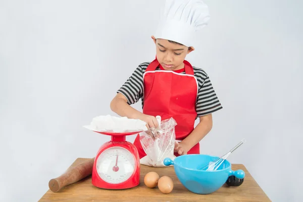 Liten pojke matlagning kaka hem gjord bageri — Stockfoto