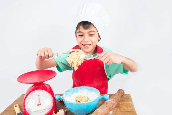 Liten pojke matlagning kaka hem gjord bageri — Stockfoto