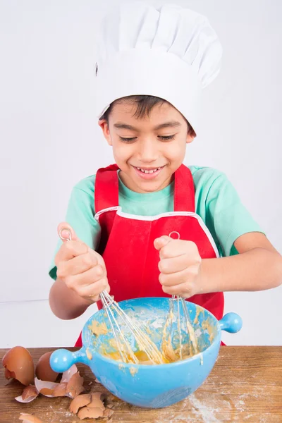 Liten pojke matlagning kaka hem gjord bageri — Stockfoto