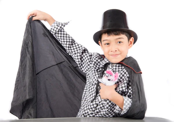 Pequeño niño fingir como un mago rendimiento con diversión —  Fotos de Stock