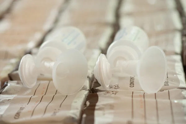 Lleno de caldo de leche de la lactancia materna para el bebé después de volver al trabajo — Foto de Stock