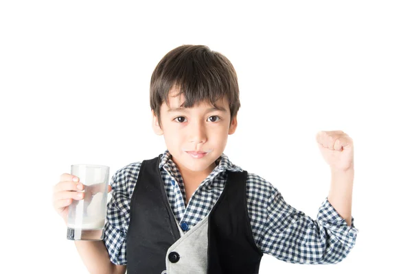 Kleiner Junge trinkt frische Milch für Gesunde — Stockfoto