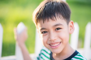 Mutlu yüz çocuğun günbatımı zamanı açık yukarıya kapatmak