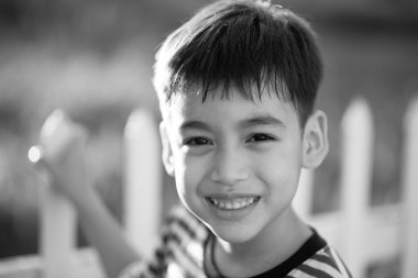 Mutlu yüz çocuğun günbatımı zamanı siyah beyaz açık yukarıya kapatmak 