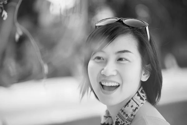 Retrato de bela mulher asiática no parque relaxante ao ar livre com sorriso feliz — Fotografia de Stock