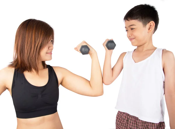Vrouw tillen gewicht van de halter training om sterke en verwijderen van vet met zoon — Stockfoto