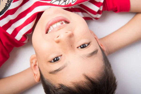 Menino deitado no chão vista superior fechar-se sorrindo — Fotografia de Stock