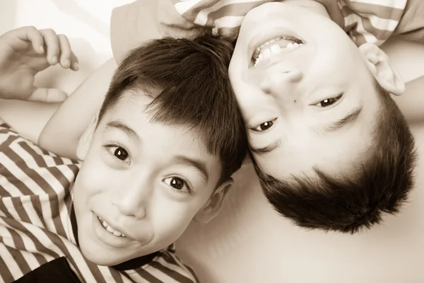 Pequeño niño hermano yacía en la almohada juntos —  Fotos de Stock