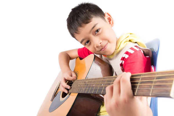 Liten pojke spelar klassisk gitarr på vit bakgrund — Stockfoto