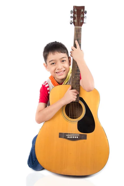 Niño tocando guitarra clásica sobre fondo blanco —  Fotos de Stock