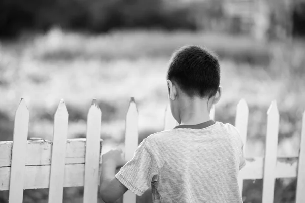 Cerca de la cara feliz del niño al aire libre en el tiempo de puesta del sol en blanco y negro —  Fotos de Stock