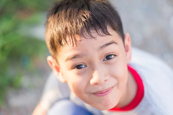 Blij gezicht van jongen buiten de sunset tijd close-up — Stockfoto