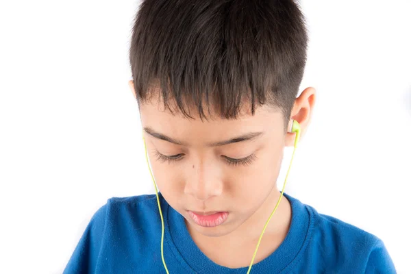 Menino sorrindo usando fone de ouvido ouvir a música — Fotografia de Stock