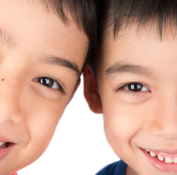 Nahaufnahme auf Augen des Geschwisterbruders, der zusammen lächelt — Stockfoto