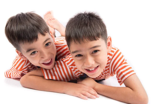 Petits frères et sœurs garçon frère souriant couché avec visage heureux sur fond blanc Images De Stock Libres De Droits