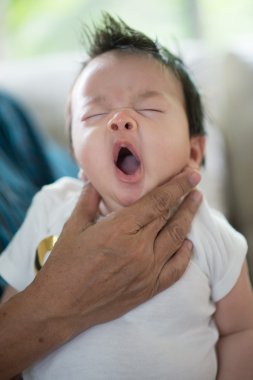 Asain bebek bebek 2 ay eski esneme portriat kadar kapatın