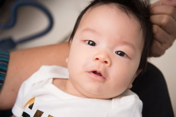 Primer plano portriat de Asain bebé bebé 2 meses de edad contacto visual — Foto de Stock