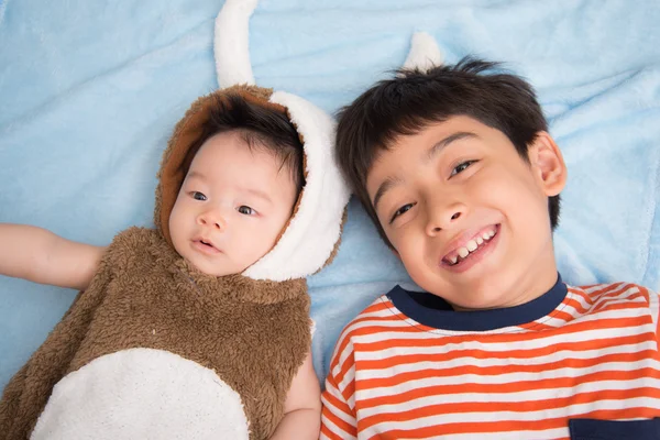 Primer plano retrato de bebé asiático bebé 2 meses de edad contacto visual — Foto de Stock