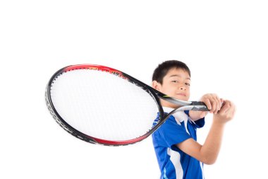 Küçük çocuk tenis raketi ve tenis topu elinde iskambil