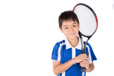 Küçük çocuk tenis raketi ve tenis topu elinde iskambil